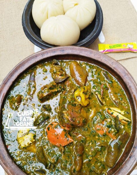 Plat de soupe épicée avec crabes