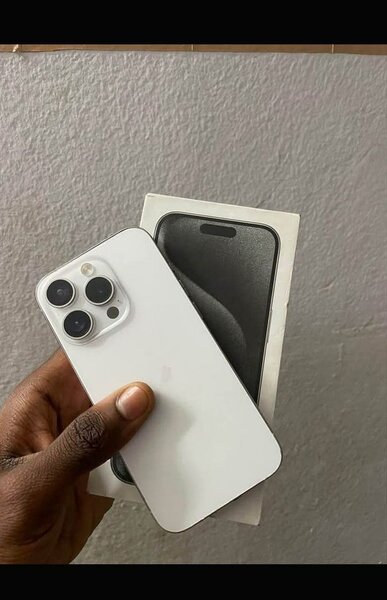 Smartphone moderne avec boîte