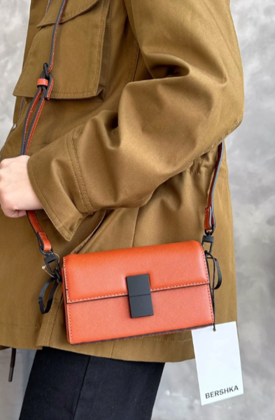 Компактная яркая кроссбоди сумка от BERSHKA оранжевая