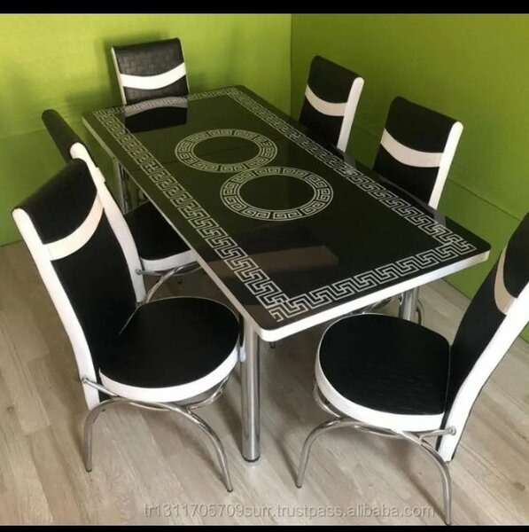 Table à manger moderne avec chaises design