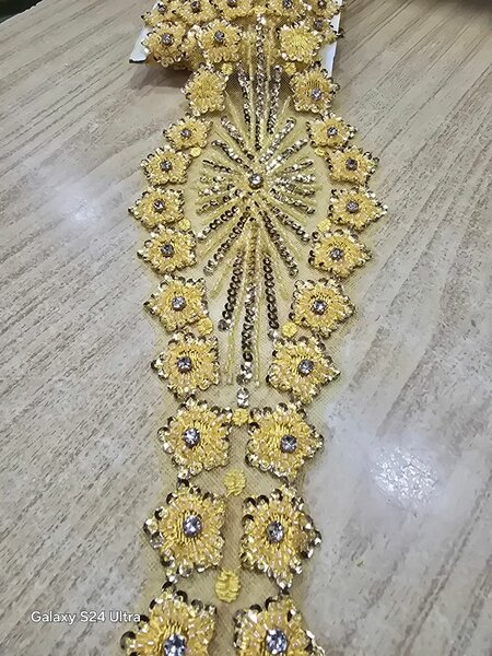 Dentelle décorative dorée