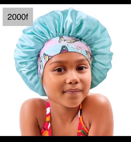 Bonnets en satin colorés