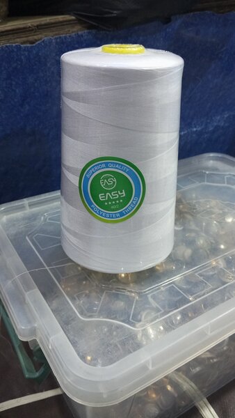 Fil à coudre polyester blanc