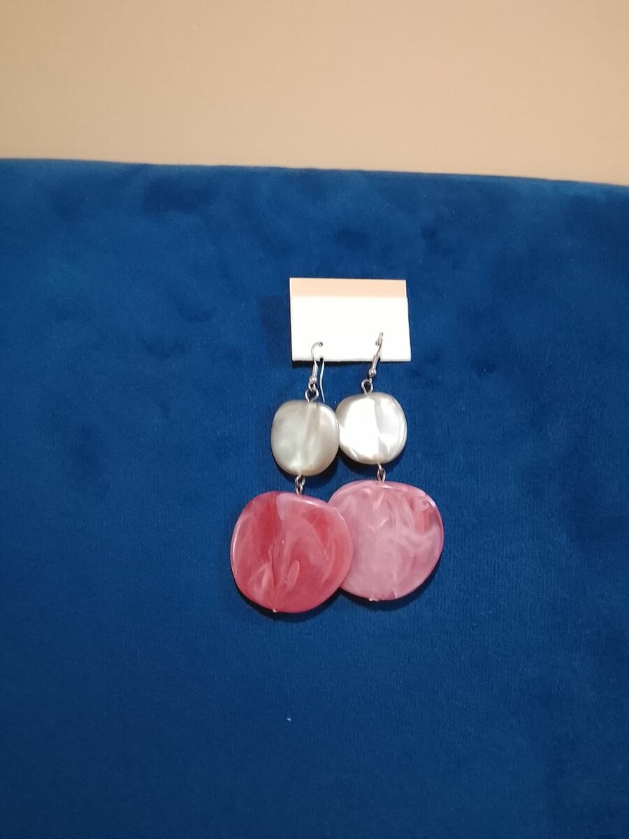 Boucles d'oreilles pendantes en résine rose
