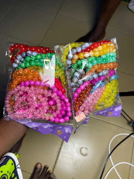 Lot de bracelets en perles colorés