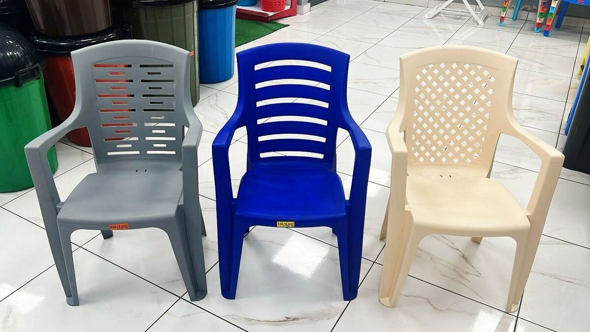 Chaise en plastique empilable