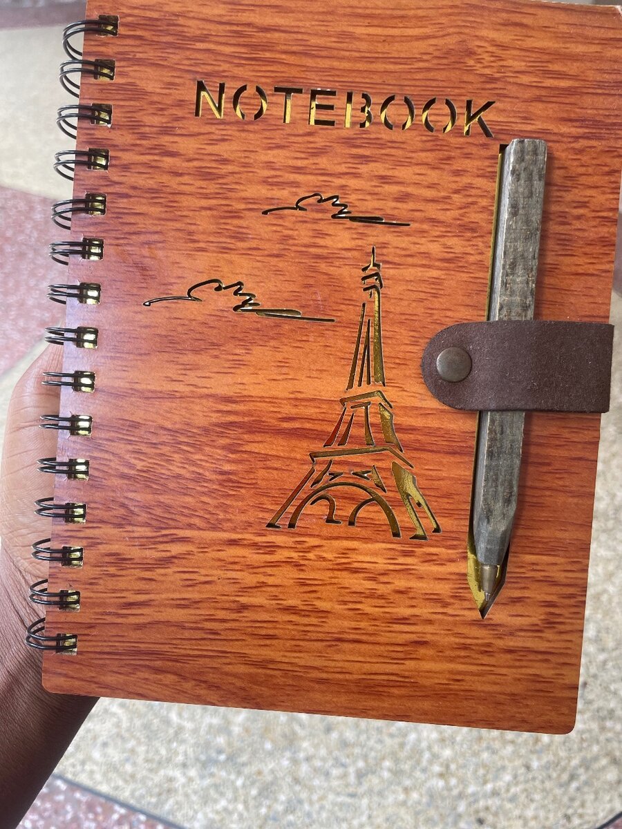 Carnet en bois avec stylo