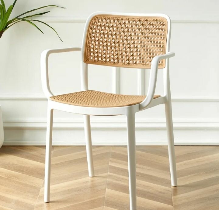 Chaise en plastique élégante