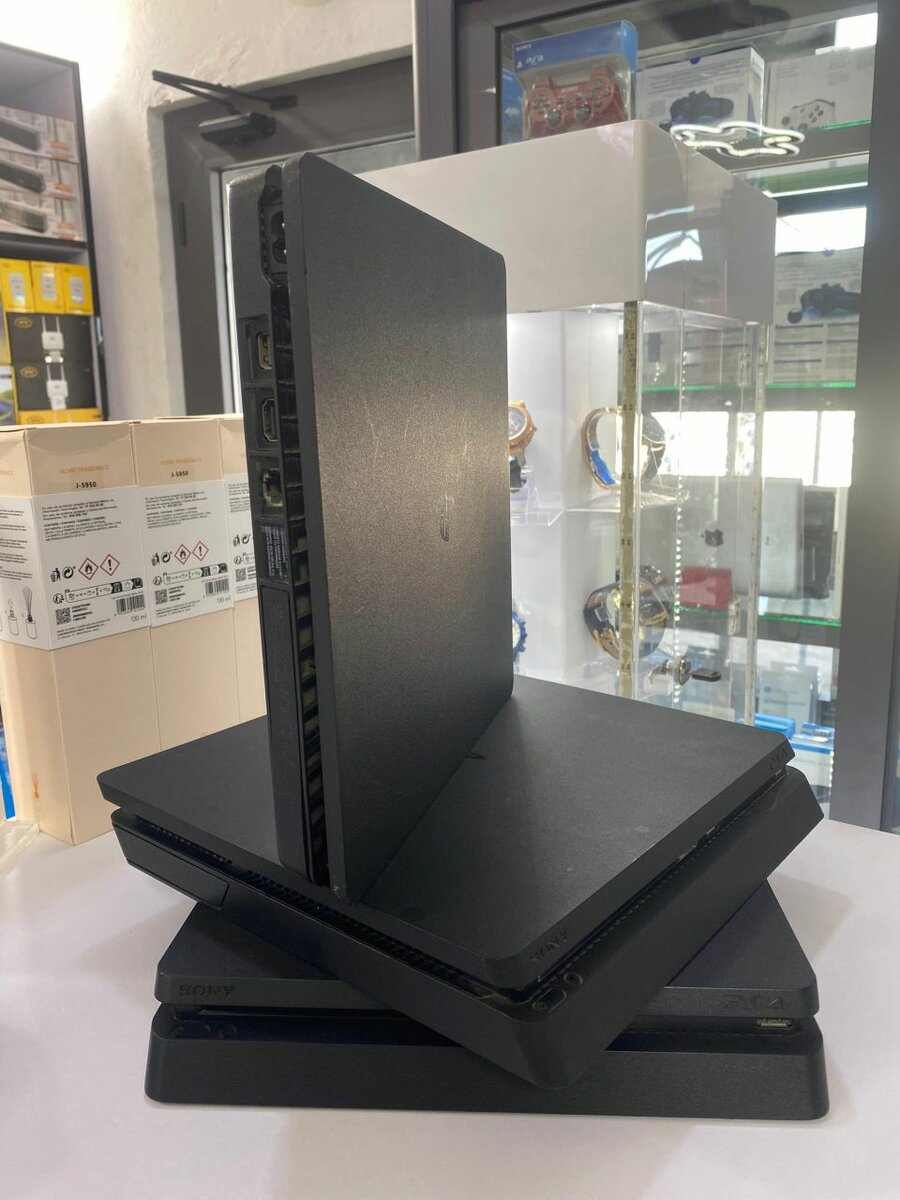 Neatly Used PS4 Slim + 5 games & 1 controller