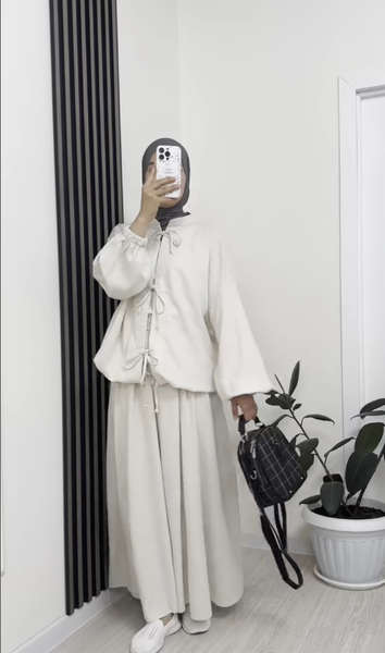 Женская белая рубашка с юбкой 