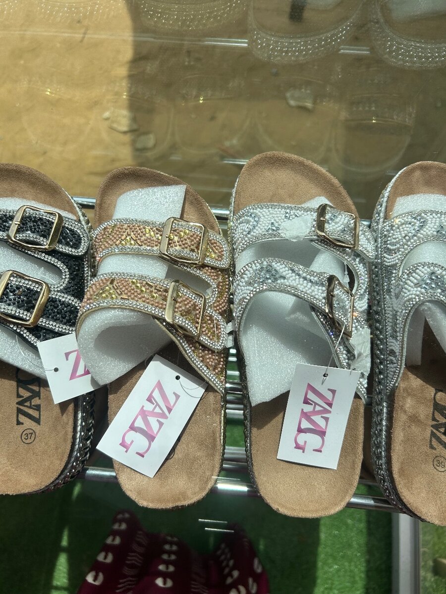 Sandales à boucles brillantes