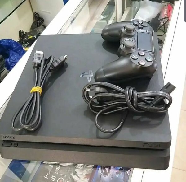 PS4 SLIM 500GO QUASI NEUF AVEC 1CD FC24