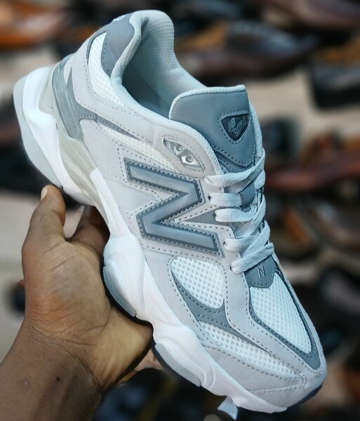 Chaussures de sport grise