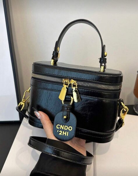 Sac à main rond noir chic