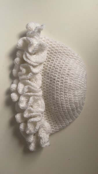 Chapeau crocheté blanc floral