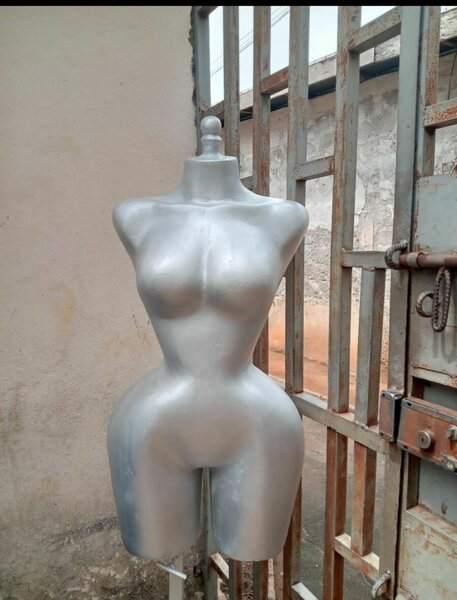 Mannequin femme en métal argenté