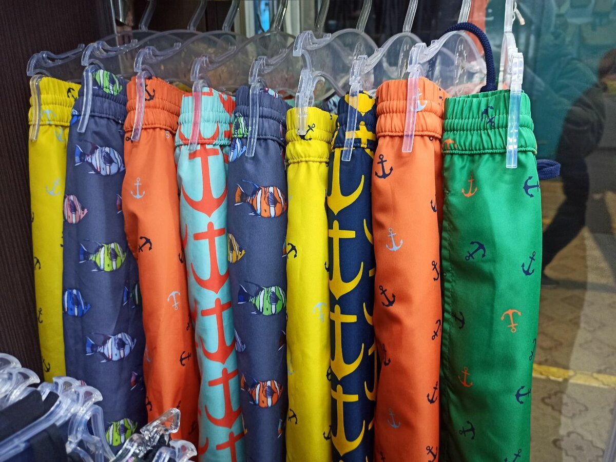 Мужские плавательные шорты.