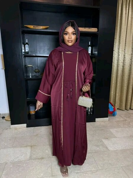 Abaya marron avec détails dorés