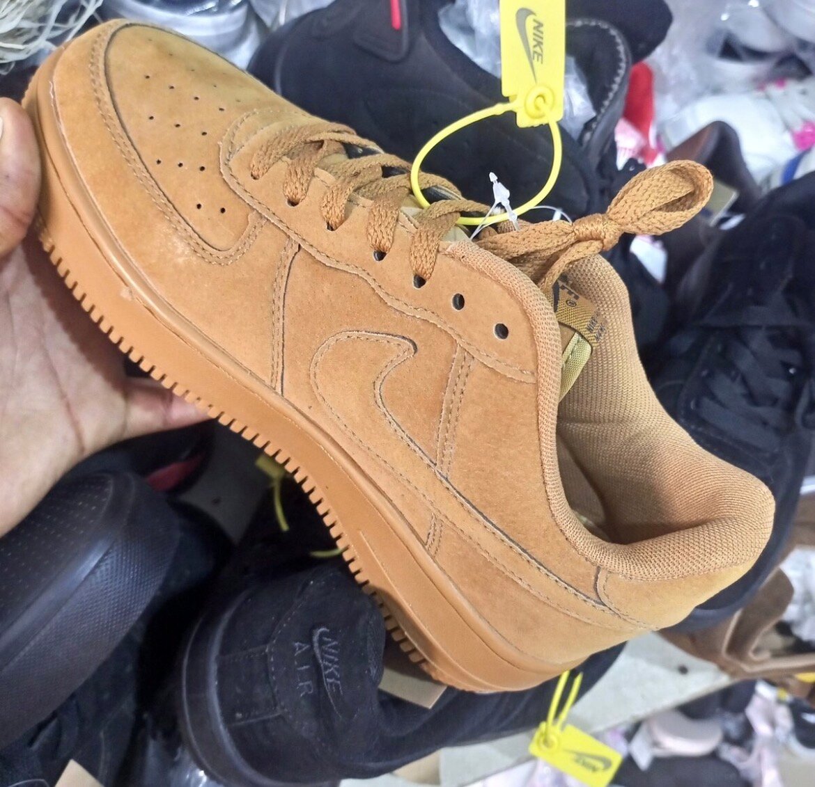 Chaussure Nike Air Force 1 marron