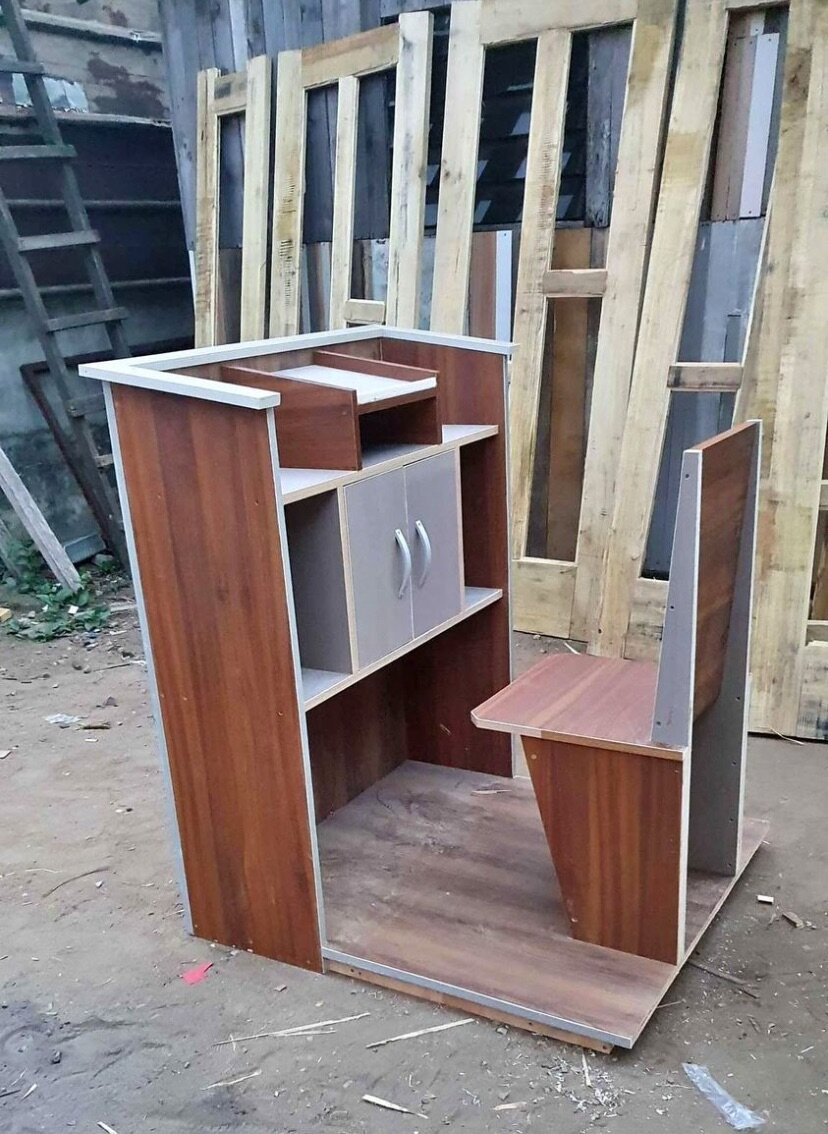 Table , bureau et porte plasma