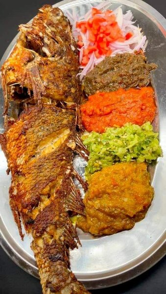 Poisson grillé avec sauces variées