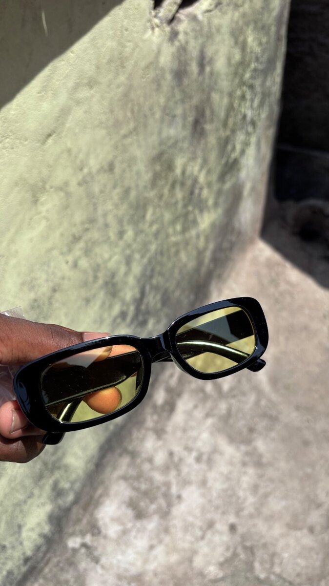 Lunette à fond jaune