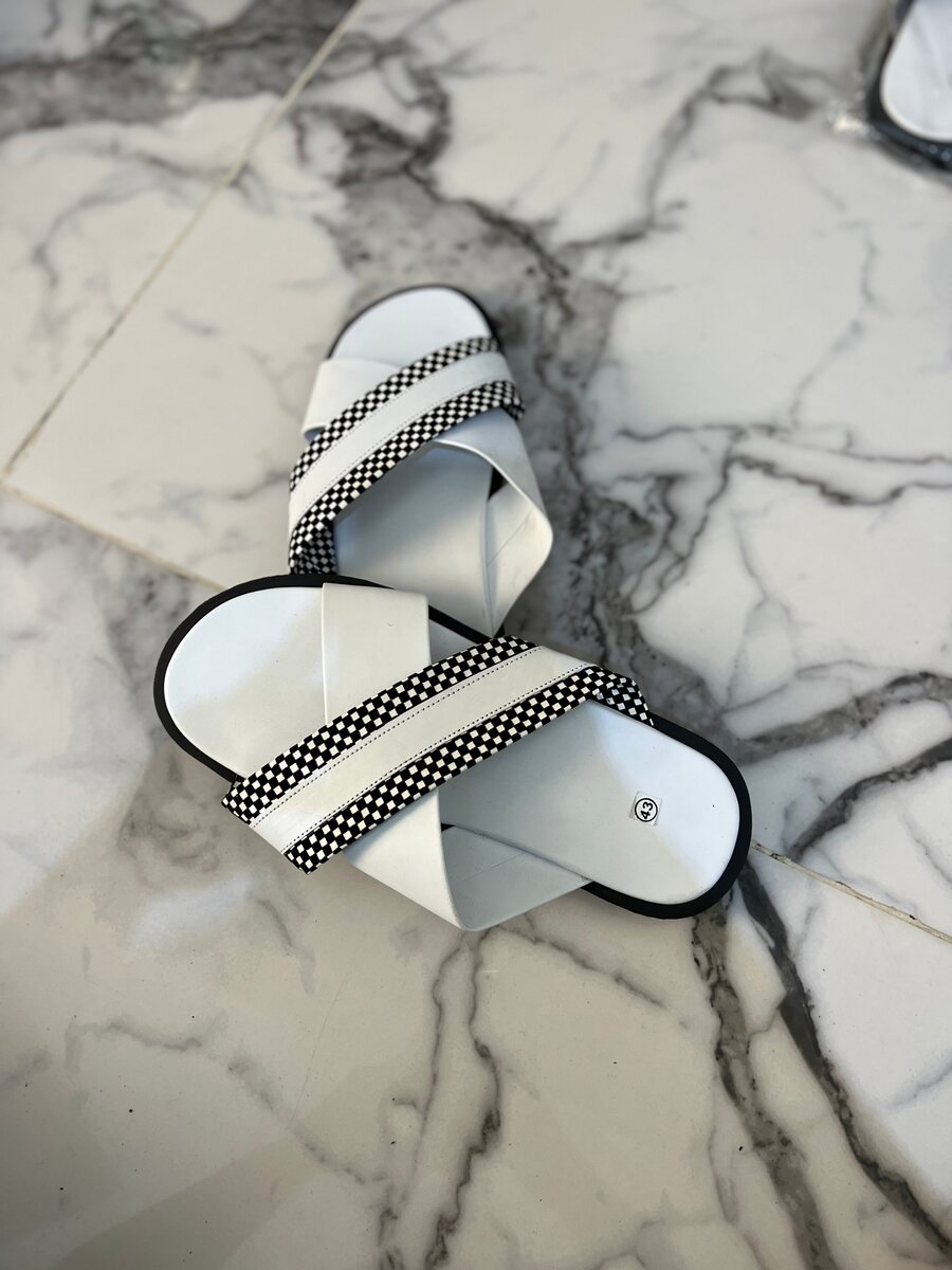 Sandales à motif croisé élégantes