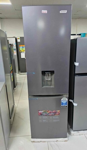 Réfrigérateur moderne avec distributeur