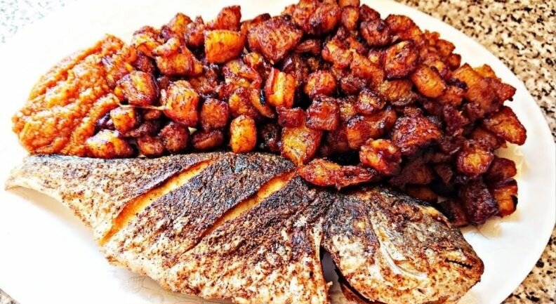 Poisson grillé avec plantains