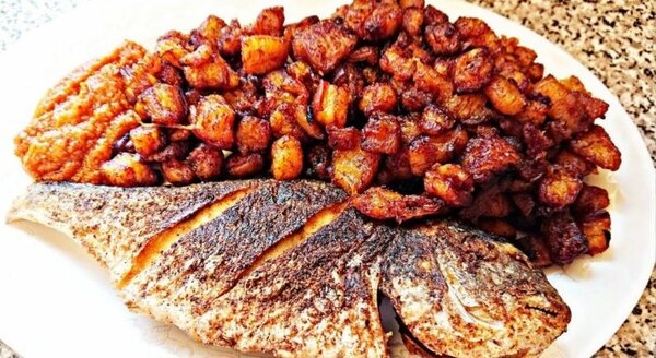 Poisson grillé avec plantains