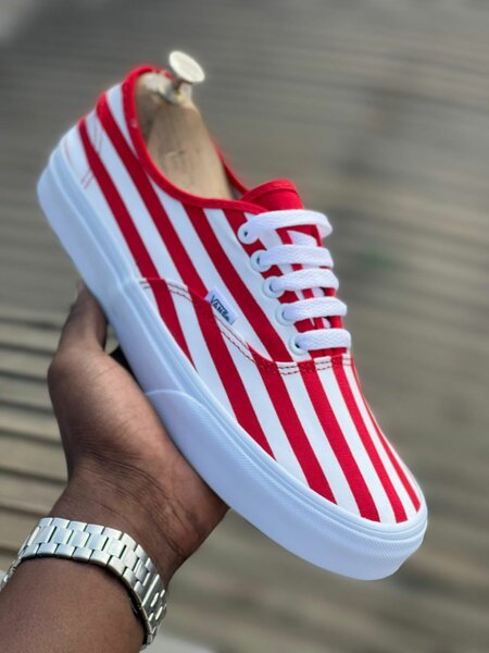 Baskets rayées rouges et blanches
