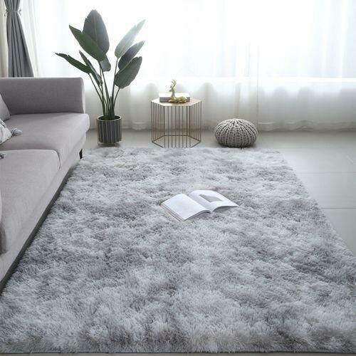 Tapis doux gris pelucheux