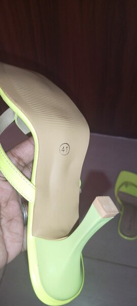 Eye catching Color single piece point heels