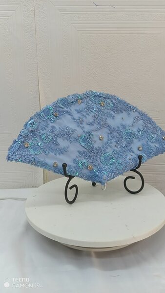 Éventail en dentelle perlée