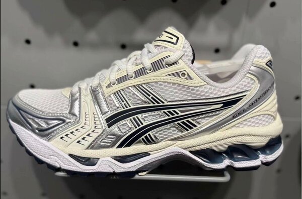 Chaussures de sport Asics pour hommes et femmes