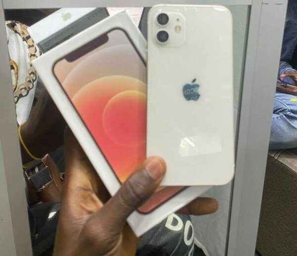 iPhone 12 64G tout es dorigine et tout passe propre