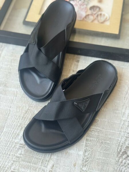 Sandales modernes en cuir noir