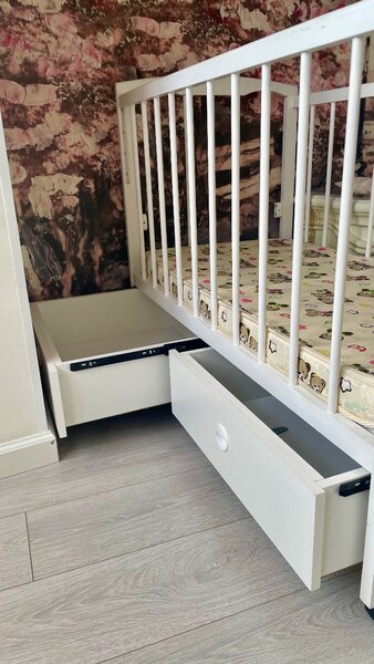 Кроватка детская для новорожденных с маятником ящиком белая