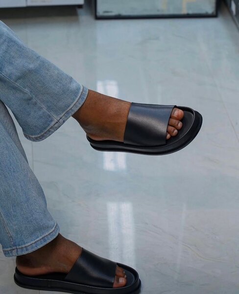 Sandales plates noires en cuir