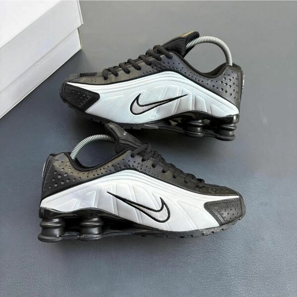 Nike Shox r4