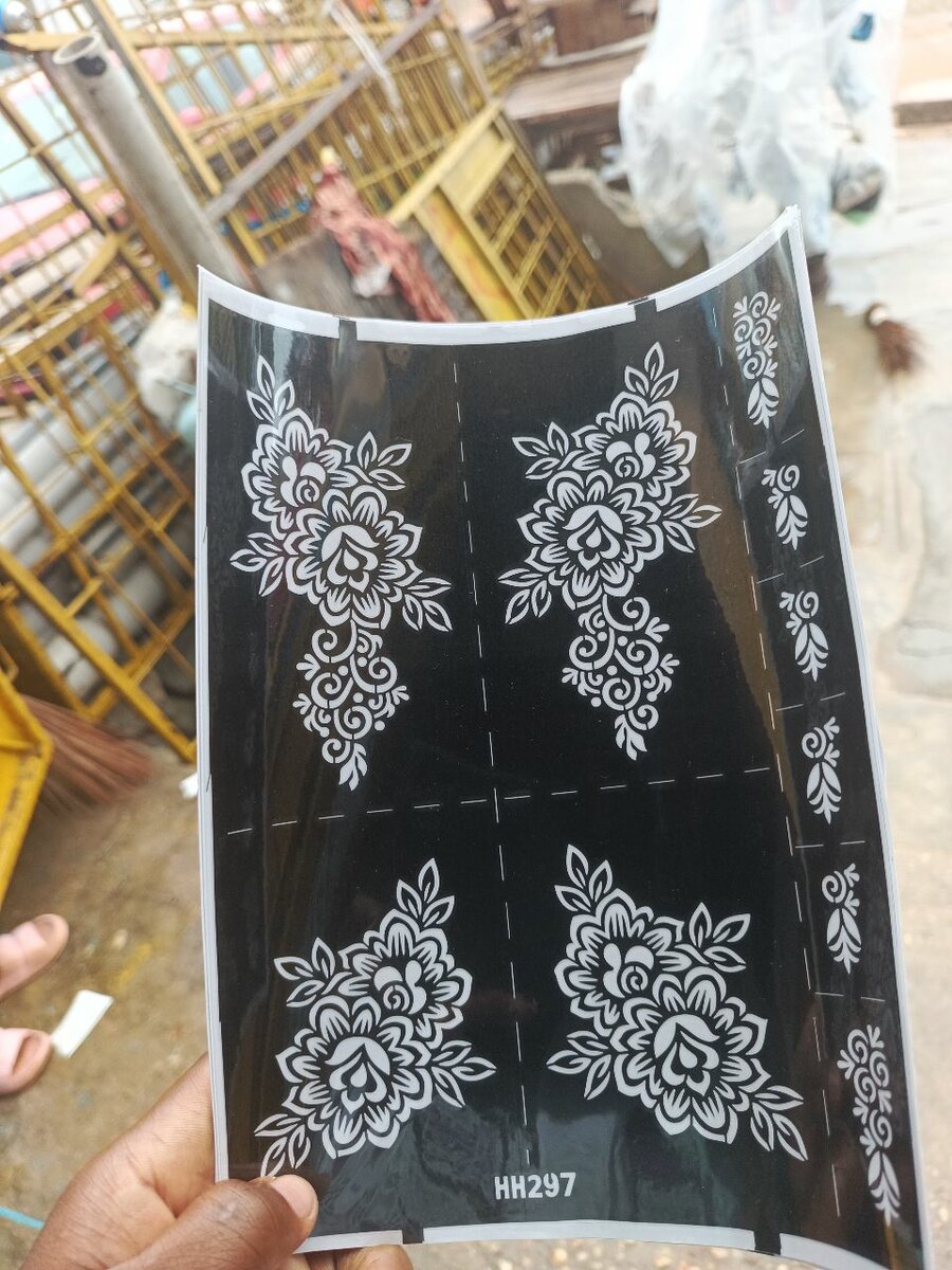 Pochoirs au henné floraux