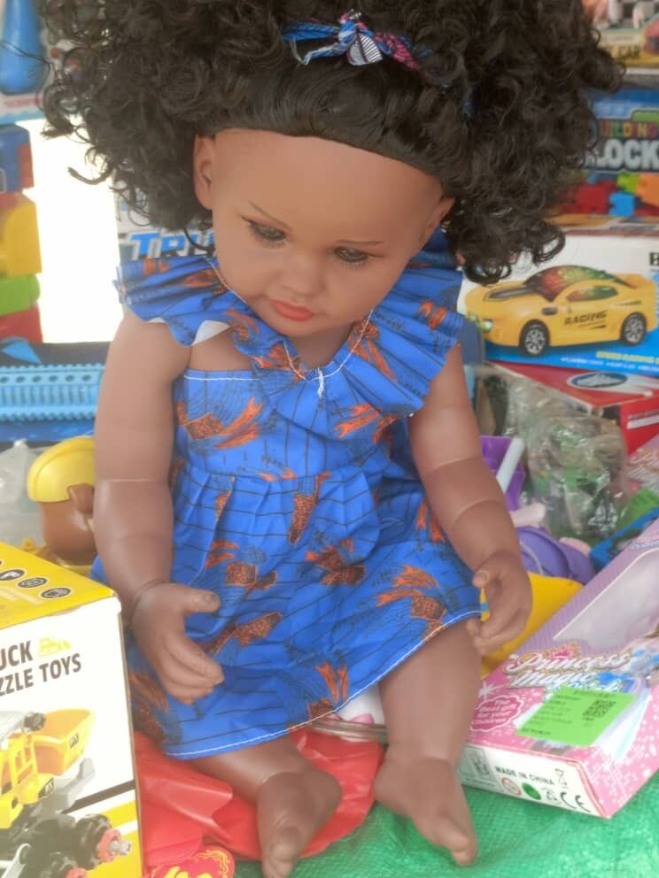 Poupée réaliste en robe bleue