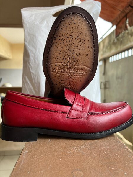 Mocassins en cuir rouges élégants