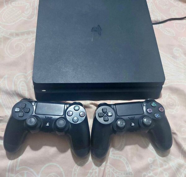 Console de jeu PS4 avec manettes