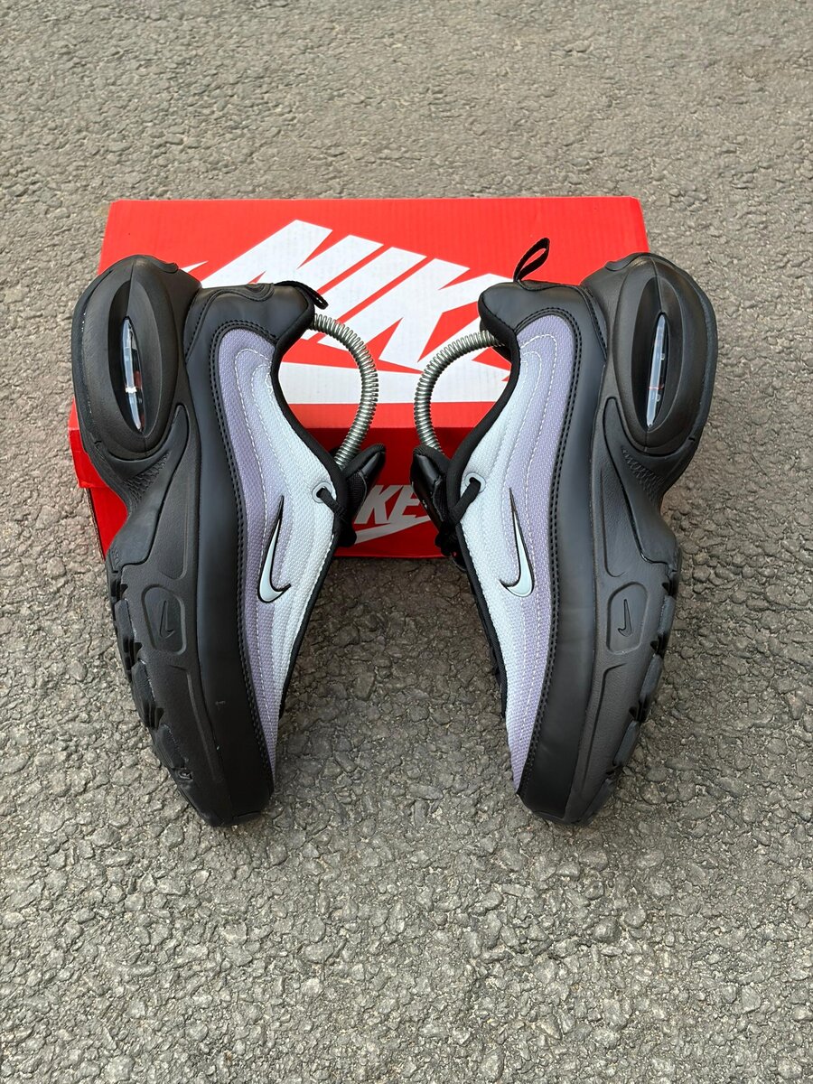 Baskets Nike futuristes homme