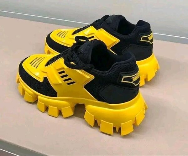 Chaussures sportives jaune et noir