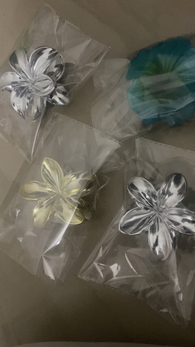 Pince à cheveux fleur brillante