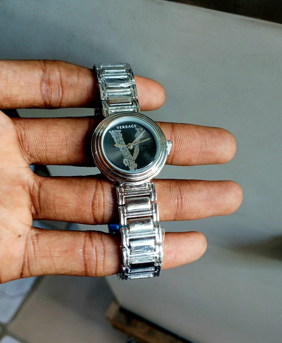 Montre élégante en métal doré