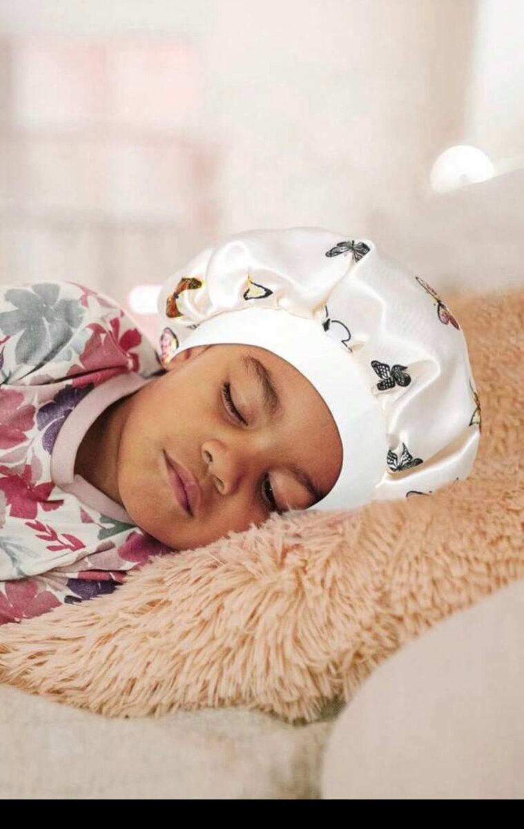 Bonnet en satin enfant