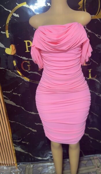 Robe moulante rose épaules dénudées